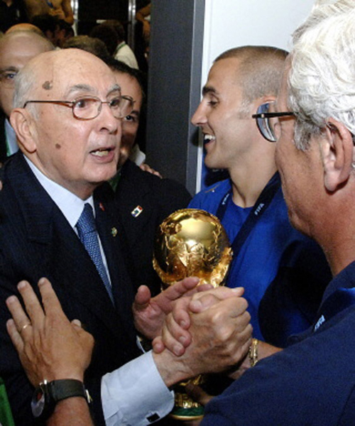 Mondiale 2006 (103).jpg - Italian President Giorgio Napolitano (L) congratulates Italian football coach Marcello Lippi (R) and captain Fabio Cannavaro in the changing room of the Berlin stadium 09 July 2006 after the Italian team won the cup in the final match against France.  AFP PHOTO / PRESIDENTIAL PRESS OFFICE